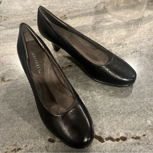 AEROSOLES Classic Black 2.5 inch Flex Heel